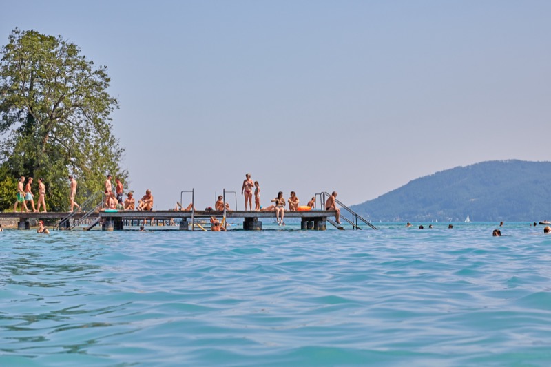 Familie beim Baden im türkisblauen Attersee