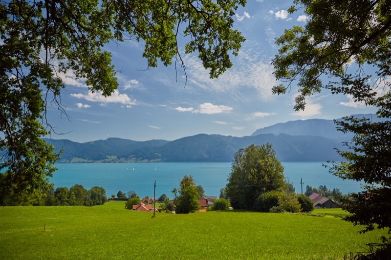 Stand-Up-Paddler auf dem ruhigen Attersee