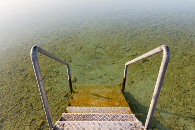Taucher erkundet die Unterwasserwelt des Attersees