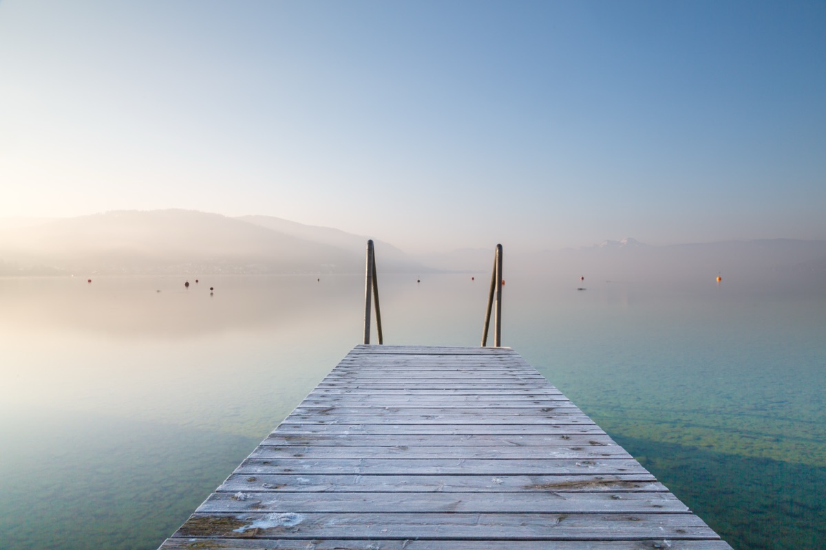 Türkisblaues Wasser am Attersee mit Badesteg