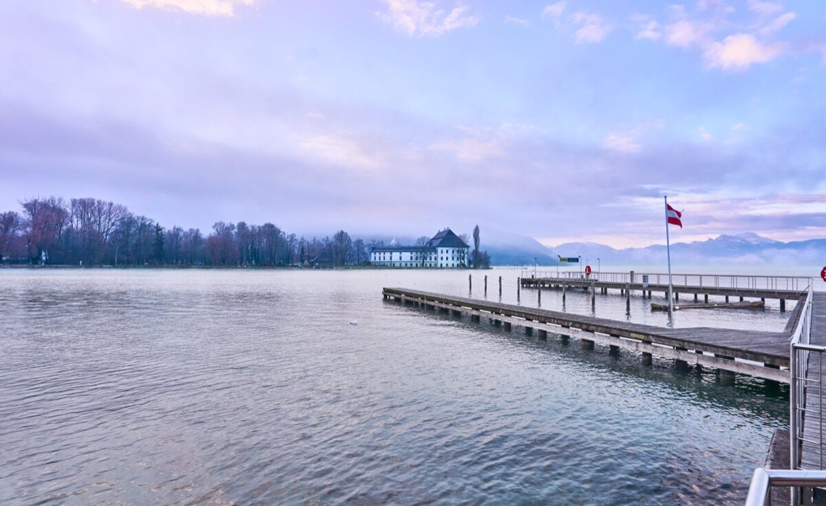 Steg am Attersee mit Blick auf Schloss Kammer