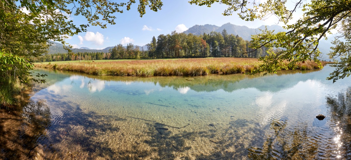 Nebel über dem See im Winter