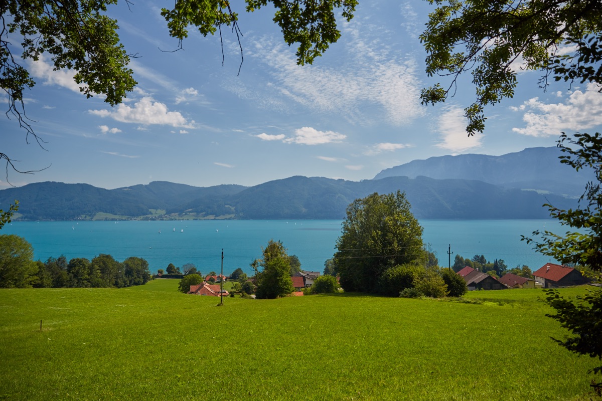Wanderweg mit Blick auf den Attersee
