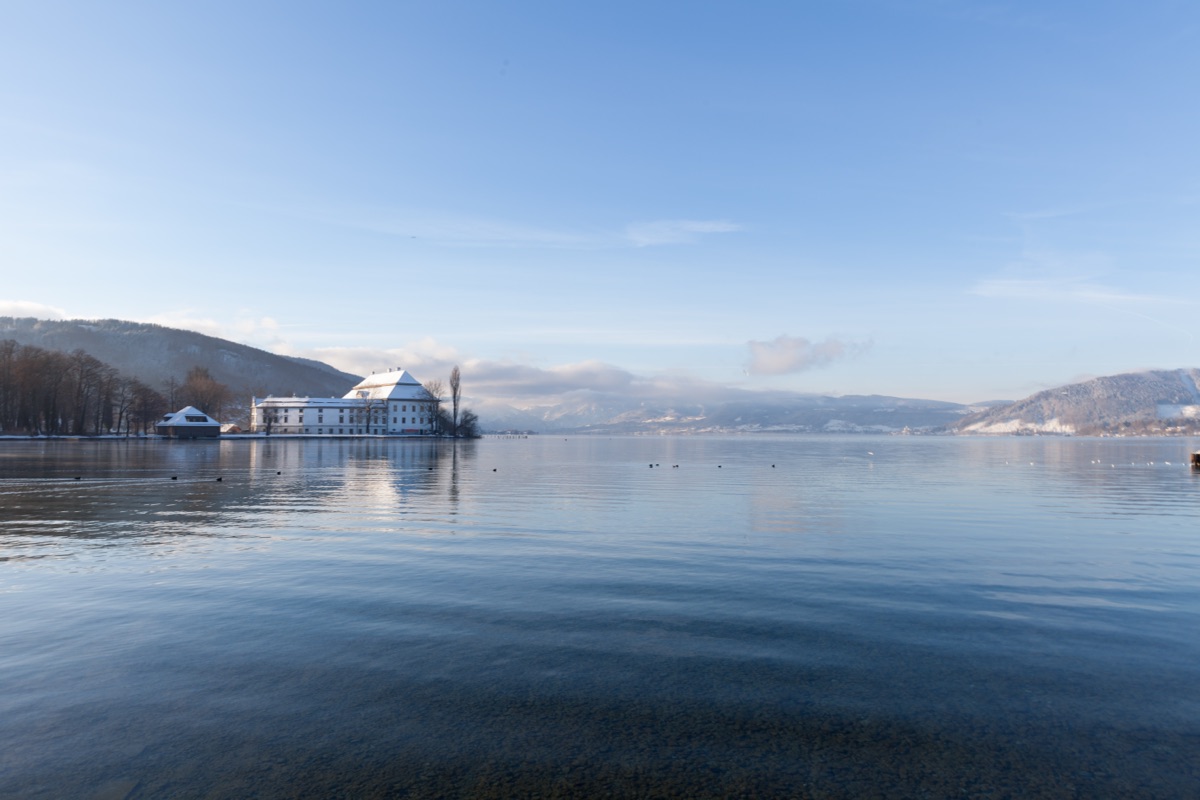 Verschneites Seeufer am Attersee